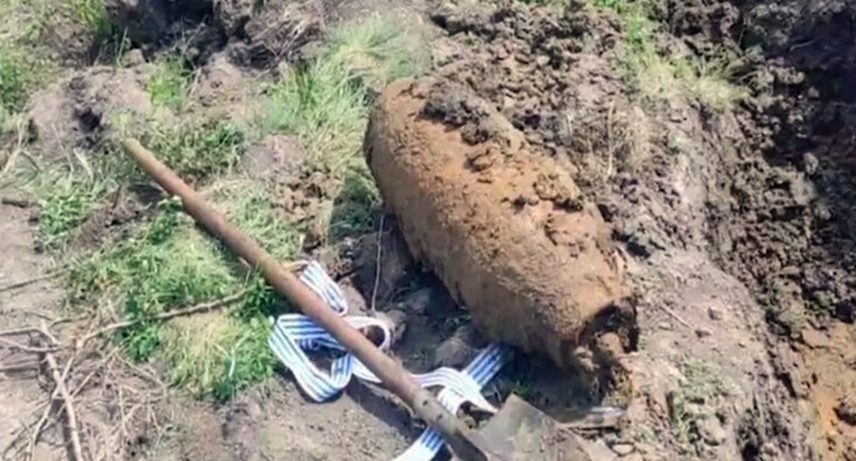 Авиабомба времен Великой Отечественной войны. Кадр видео https://www.kuban.kp.ru/daily/27392/4587496/?utm_source=yxnews&utm_medium=desktop Авиабомба времен Великой Отечественной войны. Кадр видео https://www.kuban.kp.ru/daily/27392/4587496/?utm_source=yxnews&utm_medium=desktop