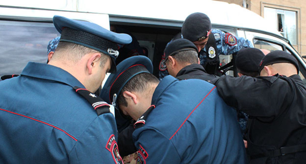 Сотрудники полиции в Ереване задерживают активистов. Май 2022 г. Фото Тиграна Петросяна для "Кавказского узла" Сотрудники полиции в Ереване задерживают активистов. Май 2022 г. Фото Тиграна Петросяна для "Кавказского узла"