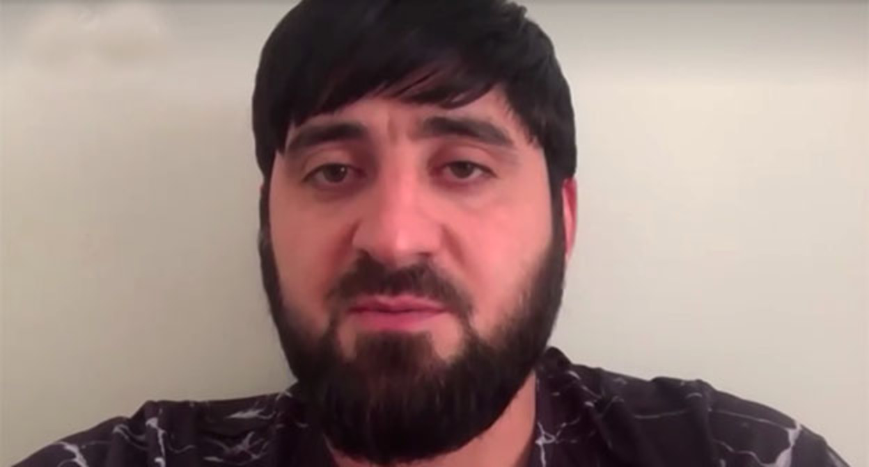 Блогер Хасан Халитов. Скриншот https://svtv.org/news/2021-12-25/v-chiechnie-pokhishchieny/ Блогер Хасан Халитов. Скриншот https://svtv.org/news/2021-12-25/v-chiechnie-pokhishchieny/