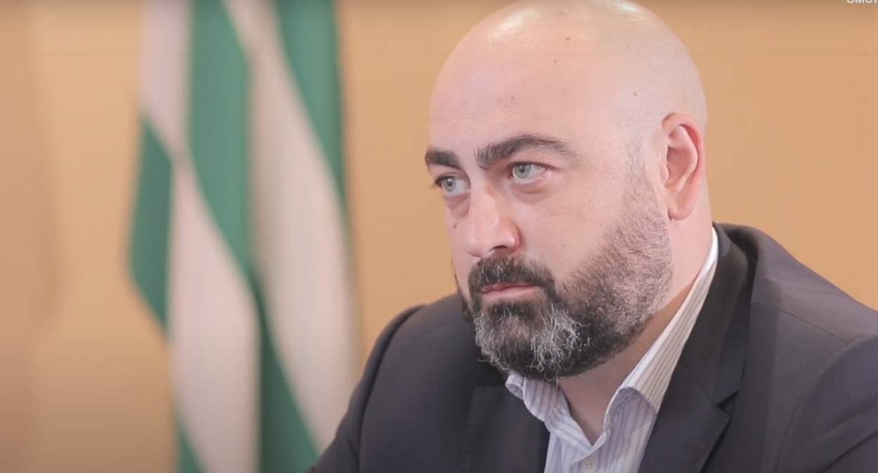 Теймураз Хишба. Кадр видео https://www.youtube.com/watch?v=Aw6pOkCvEFk&t=161s Теймураз Хишба. Кадр видео https://www.youtube.com/watch?v=Aw6pOkCvEFk&t=161s