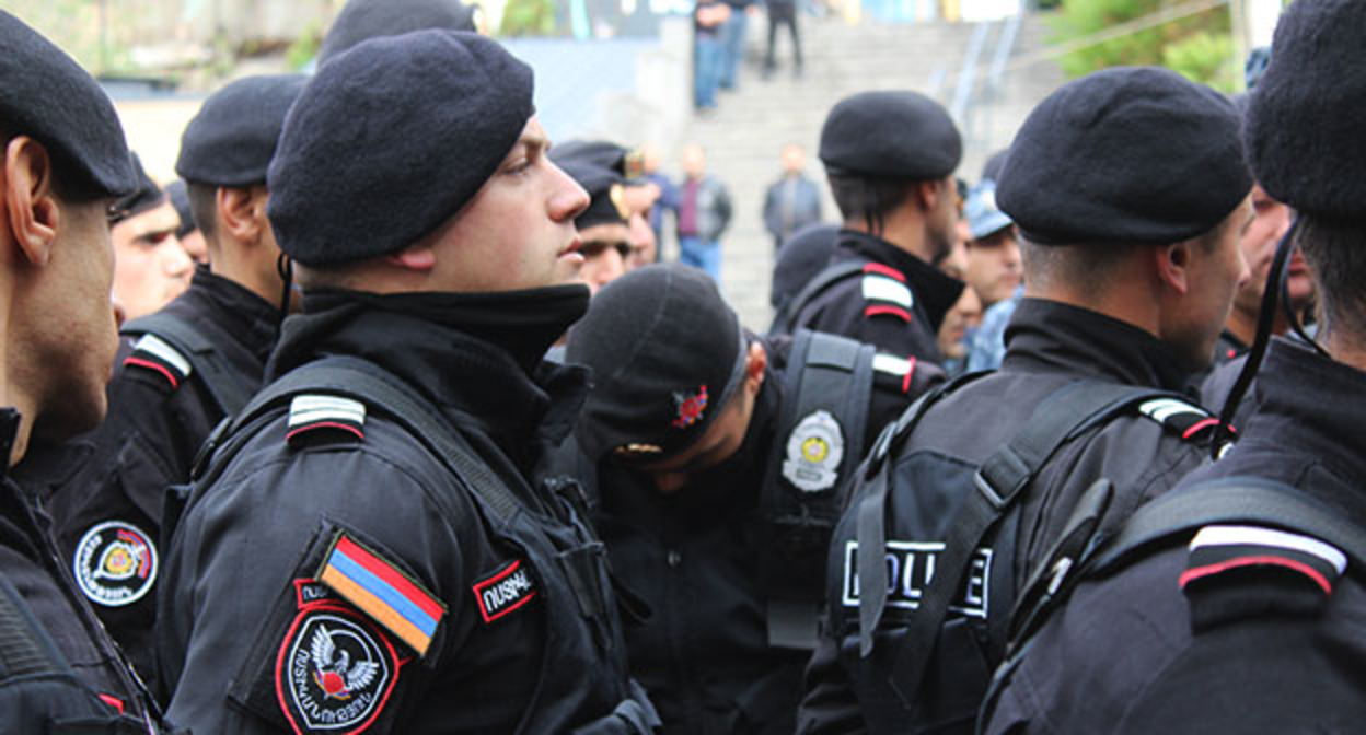 Сотрудники полиции во время акции. Ереван, май 2022 г. Фото Тиграна Петросяна для "Кавказского узла" Сотрудники полиции во время акции. Ереван, май 2022 г. Фото Тиграна Петросяна для "Кавказского узла"