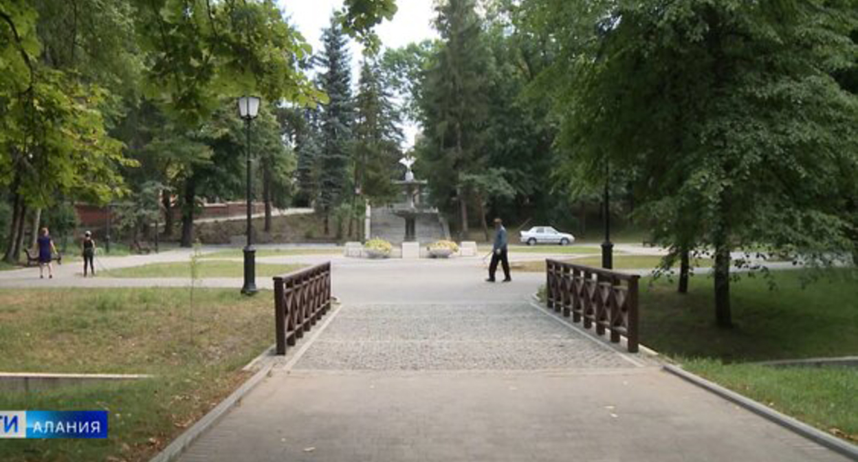 Аллея в Комсомольском парке Владикавказа. Кадр видео "ВЕСТИ Алания" Аллея в Комсомольском парке Владикавказа. Кадр видео "ВЕСТИ Алания"