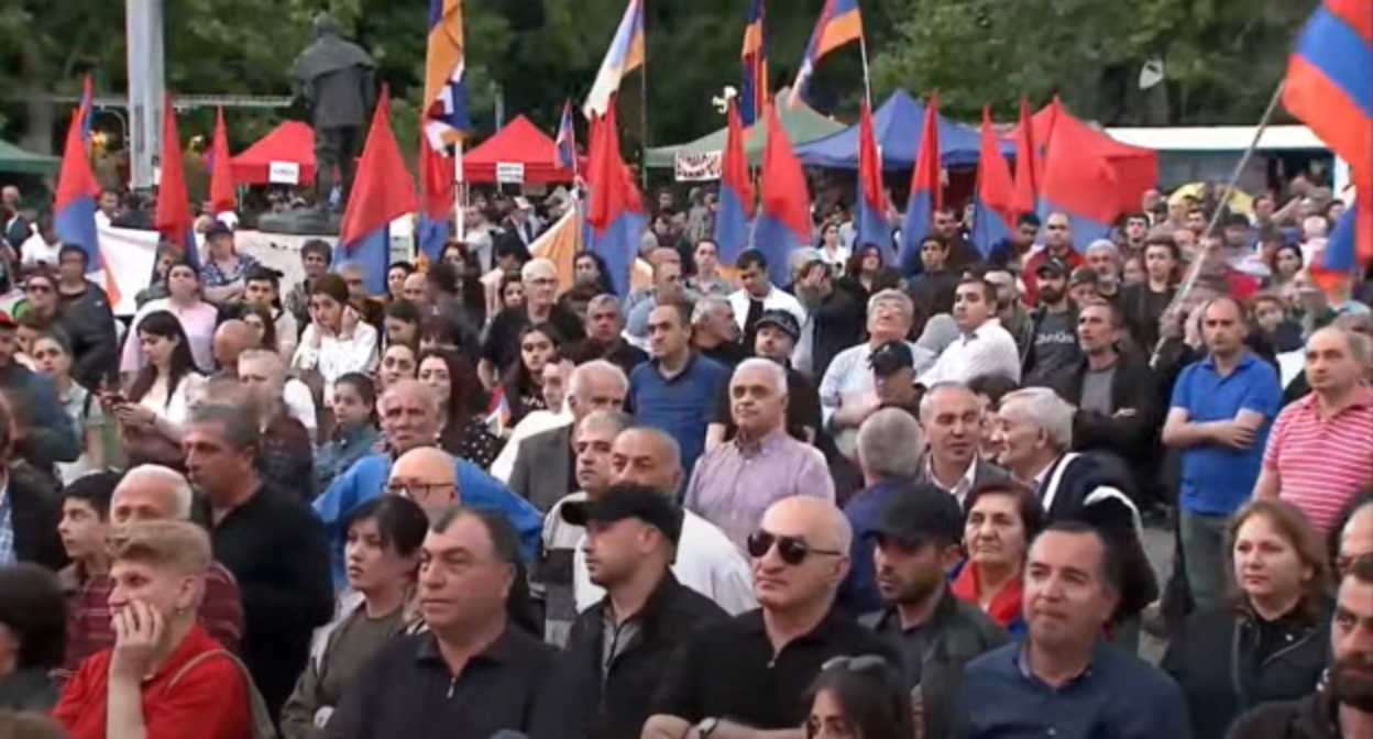 Митинг в Ереване 19 мая, стоп-кадр видео канала Yerkir Daily https://www.youtube.com/watch?v=Gaj1FJ-D7mg Митинг в Ереване 19 мая, стоп-кадр видео канала Yerkir Daily https://www.youtube.com/watch?v=Gaj1FJ-D7mg