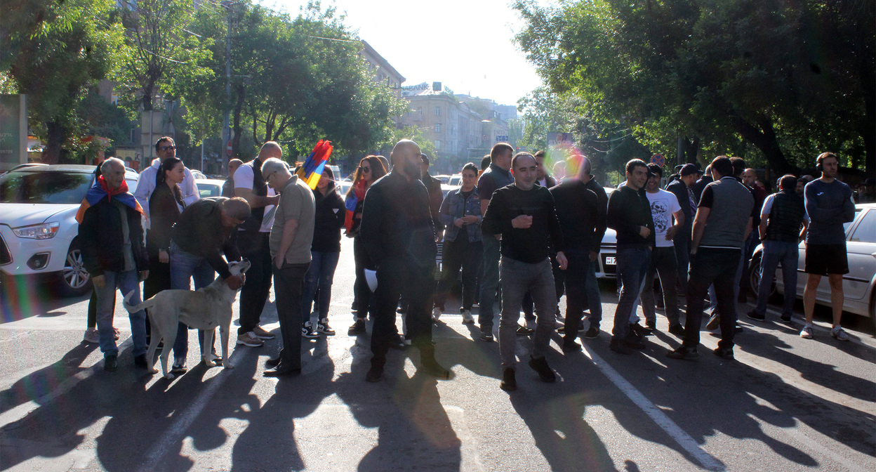 Участники протестной акции в Ереване. Фото Тиграна Петросяна для "Кавказского узла" Участники протестной акции в Ереване. Фото Тиграна Петросяна для "Кавказского узла"