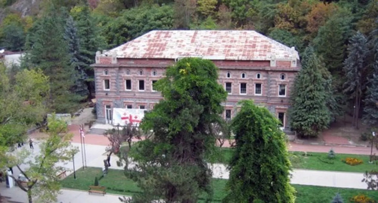 Здание завода по розливу "Боржоми". Фото: Анри Бергиус https://commons.wikimedia.org/wiki/Category:Borjomi_water Здание завода по розливу "Боржоми". Фото: Анри Бергиус https://commons.wikimedia.org/wiki/Category:Borjomi_water