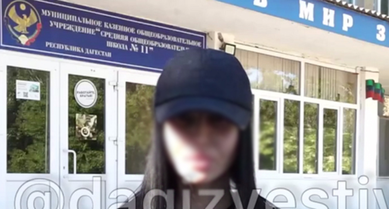Мать школьницы из Избербаша извиняется за высказывания дочери. Кадр видео https://t.me/dagizvestiya/9156 Мать школьницы из Избербаша извиняется за высказывания дочери. Кадр видео https://t.me/dagizvestiya/9156