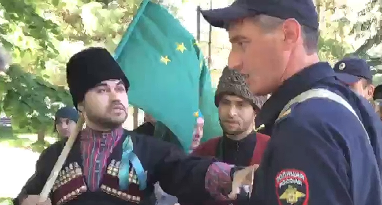 Диалог сотрудника полиции и участников траурного шествия в Нальчике 21 мая. Стоп-кадр из видео на странице https://vk.com/adygheheku?z=video-40741633_456239125%2Fe62b4e6f2507cf5553%2Fpl_wall_-40741633 Диалог сотрудника полиции и участников траурного шествия в Нальчике 21 мая. Стоп-кадр из видео на странице https://vk.com/adygheheku?z=video-40741633_456239125%2Fe62b4e6f2507cf5553%2Fpl_wall_-40741633
