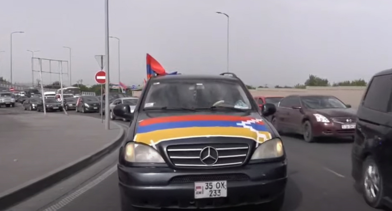 Участники акции протеста в Ереване. Стоп-кадр из видео на странице https://www.youtube.com/watch?v=anbXDstu-Zs Участники акции протеста в Ереване. Стоп-кадр из видео на странице https://www.youtube.com/watch?v=anbXDstu-Zs