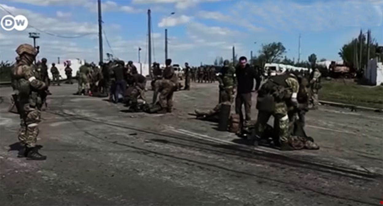 Военнослужащие полка "Азов" во время сдачи в плен. Скриншот видео https://www.youtube.com/watch?v=HpvYUCTN1j0 Военнослужащие полка "Азов" во время сдачи в плен. Скриншот видео https://www.youtube.com/watch?v=HpvYUCTN1j0