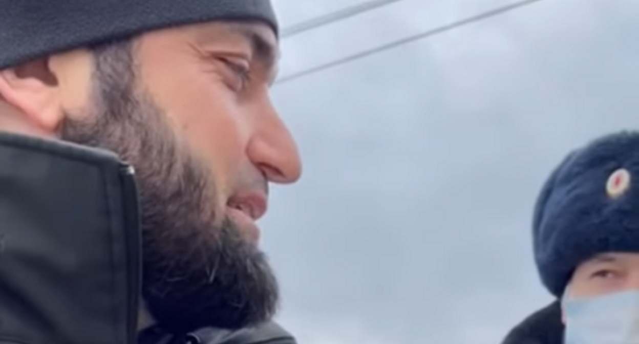 Рамазан Наждуев беседует с полицейским на дороге. Кадр видео ПЦ "Мемориал"* www.youtube.com/watch?v=SY1w-owZDTM Рамазан Наждуев беседует с полицейским на дороге. Кадр видео ПЦ "Мемориал"* www.youtube.com/watch?v=SY1w-owZDTM
