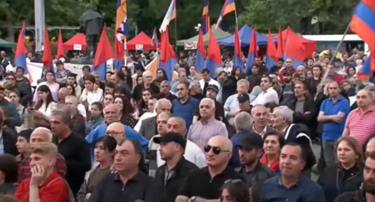 Митинг в Ереване 19 мая, стоп-кадр видео канала Yerkir Daily https://www.youtube.com/watch?v=Gaj1FJ-D7mg Митинг в Ереване 19 мая, стоп-кадр видео канала Yerkir Daily https://www.youtube.com/watch?v=Gaj1FJ-D7mg
