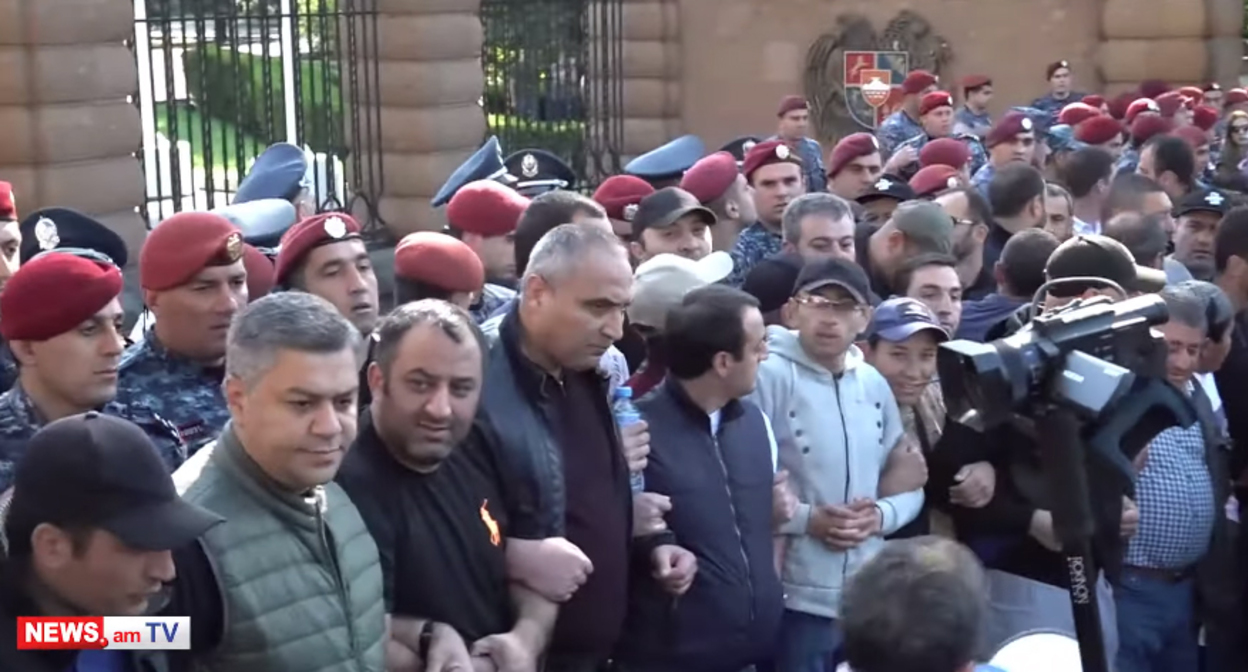 Участники протеста в Ереване. Кадр видео NEWS AM
https://www.youtube.com/watch?v=L3eU-kSex74 Участники протеста в Ереване. Кадр видео NEWS AM
https://www.youtube.com/watch?v=L3eU-kSex74