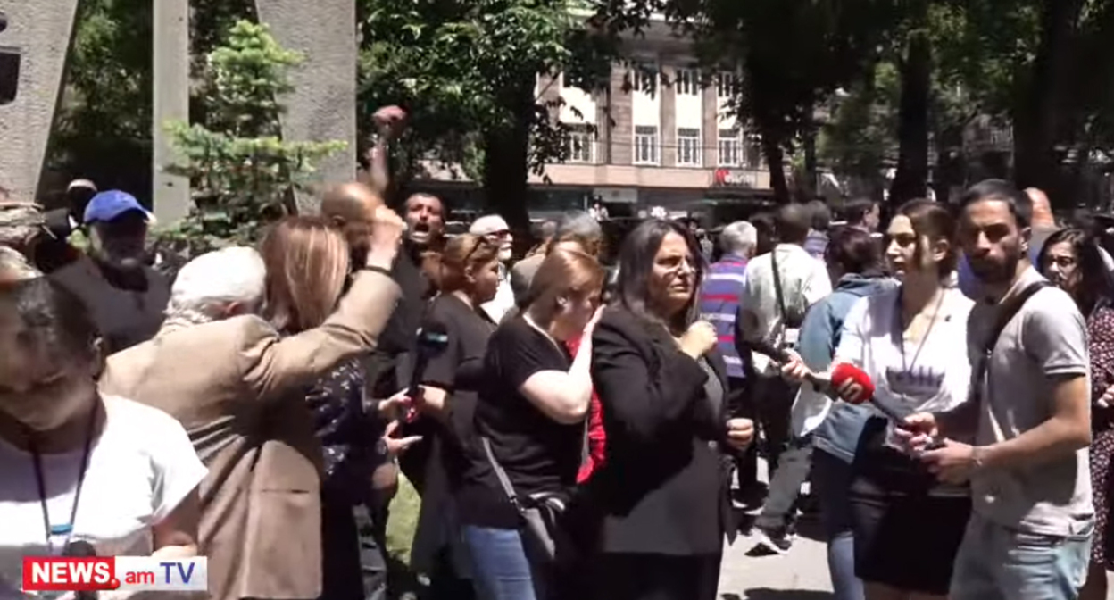 Акция оппозиции в Ереване. Кадр видео NEWS AM
https://www.youtube.com/watch?v=4Jh3_fE7acE Акция оппозиции в Ереване. Кадр видео NEWS AM
https://www.youtube.com/watch?v=4Jh3_fE7acE