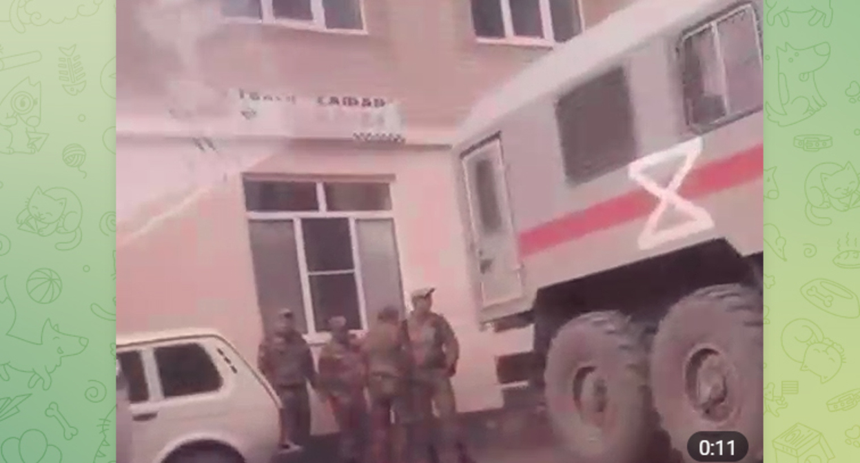 Сотрудники Росгвардии приехали в Ботлихский район после массовой драки у Центральной районной больницы. Кадр видео https://t.me/mash_gor/1832 Сотрудники Росгвардии приехали в Ботлихский район после массовой драки у Центральной районной больницы. Кадр видео https://t.me/mash_gor/1832