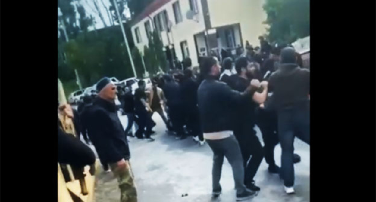 Несколько десятков человек из сел Ансалта и Рахата участвовали в драке в селе Ботлих. Кадр видео https://vk.com/wall-24098940_1803591?z=video-24098940_456241575%2F116ca7e4a991c39480%2Fpl_post_-24098940_1803591 Несколько десятков человек из сел Ансалта и Рахата участвовали в драке в селе Ботлих. Кадр видео https://vk.com/wall-24098940_1803591?z=video-24098940_456241575%2F116ca7e4a991c39480%2Fpl_post_-24098940_1803591