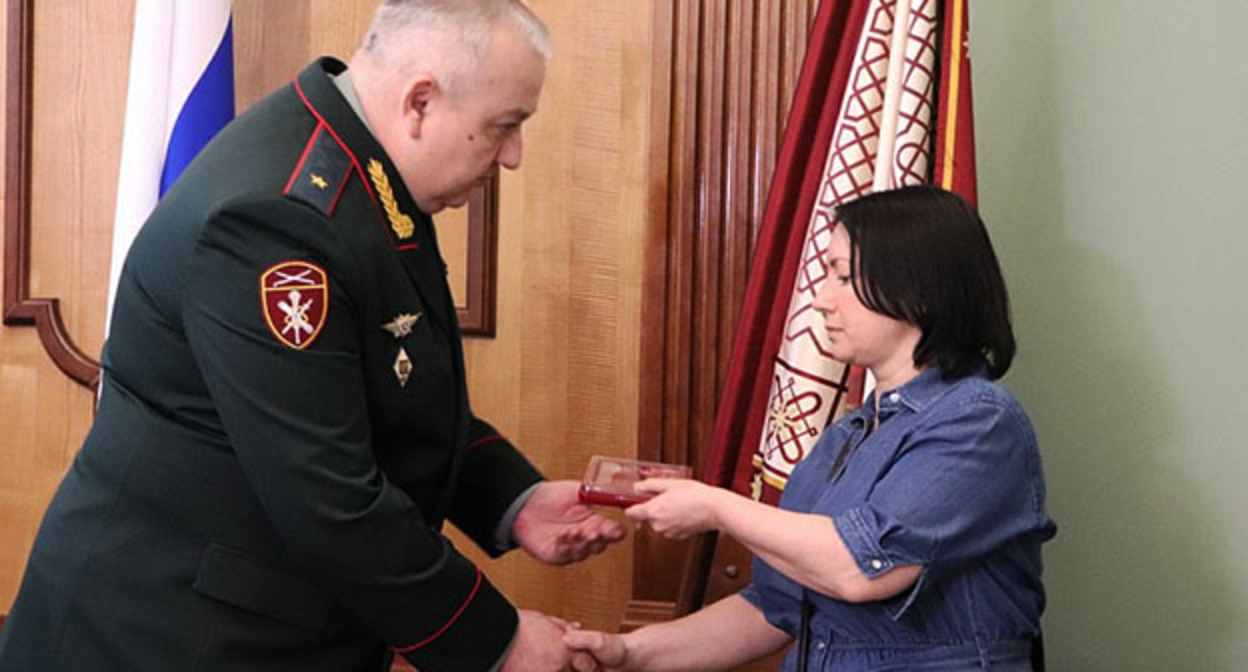 Передача ордена Мужества вдове росгвардейца Евгения Остренко. Скриншот https://admkrai.krasnodar.ru/content/1131/show/635752/?utm_source=yxnews&utm_medium=desktop Передача ордена Мужества вдове росгвардейца Евгения Остренко. Скриншот https://admkrai.krasnodar.ru/content/1131/show/635752/?utm_source=yxnews&utm_medium=desktop