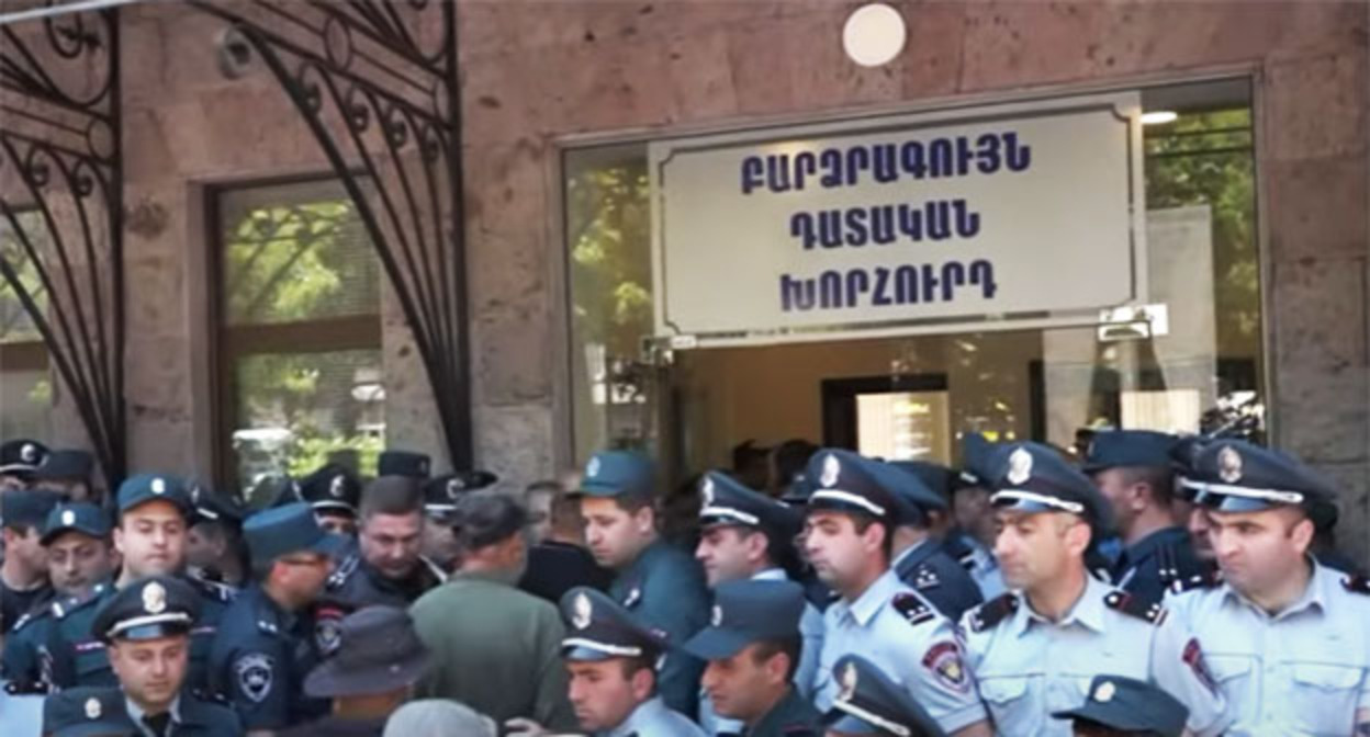 Сотрудники полиции во время акции возле здания Высшего судебного совета Армении. 26 мая 2022 г. Скриншот видео https://www.youtube.com/watch?v=LI1pPIKjbTY Сотрудники полиции во время акции возле здания Высшего судебного совета Армении. 26 мая 2022 г. Скриншот видео https://www.youtube.com/watch?v=LI1pPIKjbTY