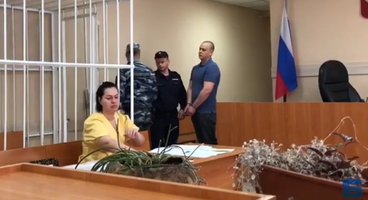Иван Скорняков в зале суда. Кадр видео издания "Блокнот Ставрополь" https://www.youtube.com/watch?v=LZoBdsAVqxQ Иван Скорняков в зале суда. Кадр видео издания "Блокнот Ставрополь" https://www.youtube.com/watch?v=LZoBdsAVqxQ