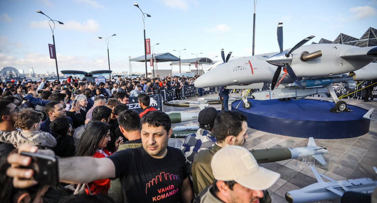 Зрители фотографируются на площадке, где представлен боевой дрон AKINCI. Фото Азиза Каримова для "Кавказского узла" Зрители фотографируются на площадке, где представлен боевой дрон AKINCI. Фото Азиза Каримова для "Кавказского узла"