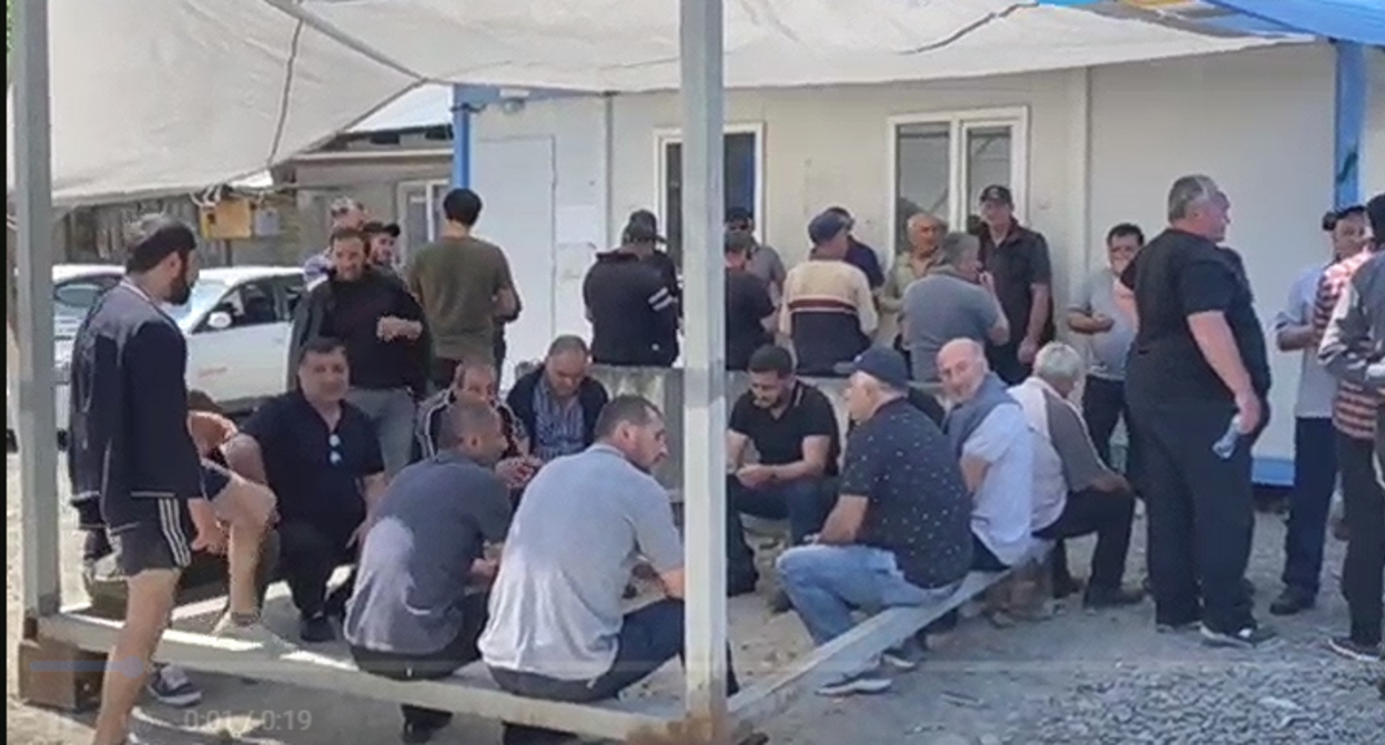 Сотрудники "Боржоми" начали забастовку. Кадр видео https://web.telegram.org/z/#-1404451300 Сотрудники "Боржоми" начали забастовку. Кадр видео https://web.telegram.org/z/#-1404451300