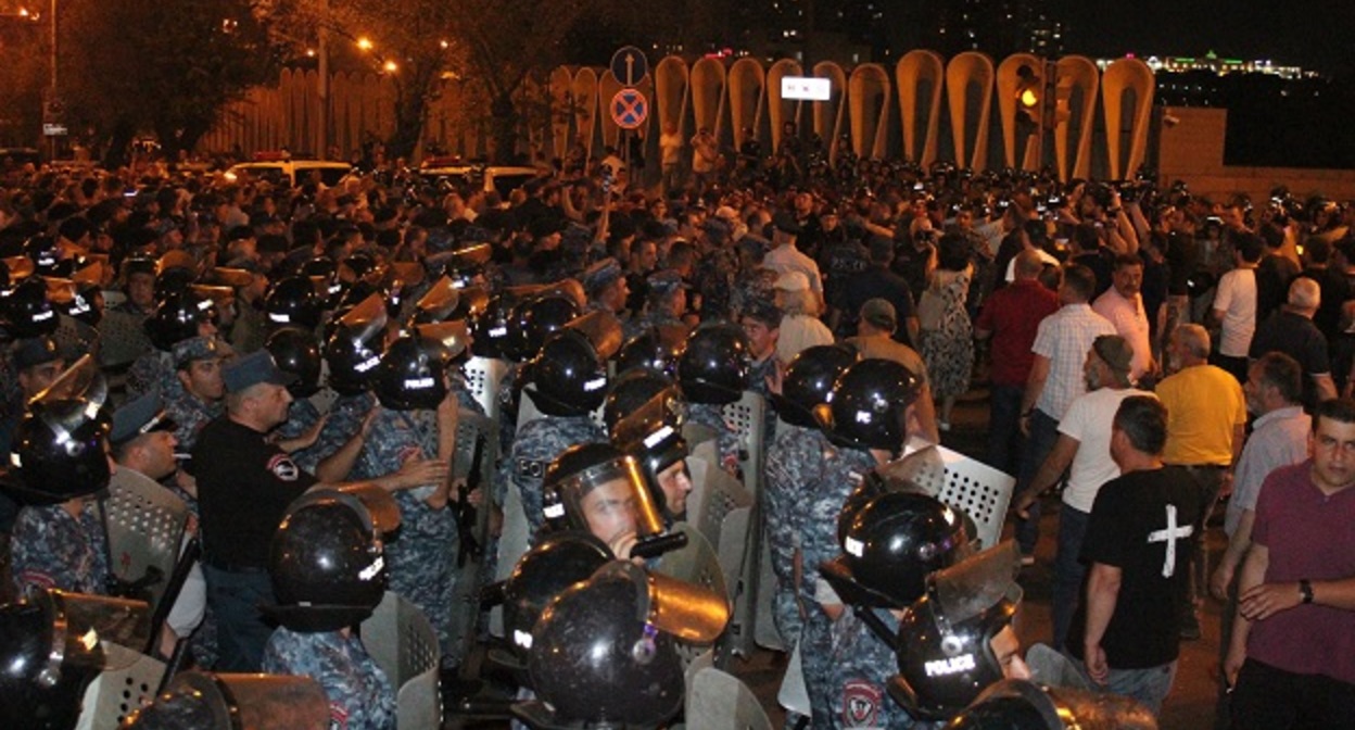 Противостояние активистов и полиции во время акции протеста в Ереване, 3 июня 2022 года. Фото Тиграна Петросяна для "Кавказского узла". Противостояние активистов и полиции во время акции протеста в Ереване, 3 июня 2022 года. Фото Тиграна Петросяна для "Кавказского узла".