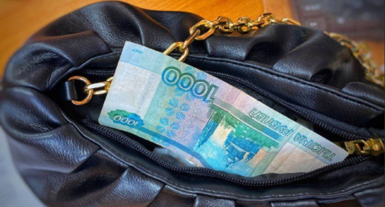 Купюра в сумке. Фото: https://www.pexels.com/ Купюра в сумке. Фото: https://www.pexels.com/