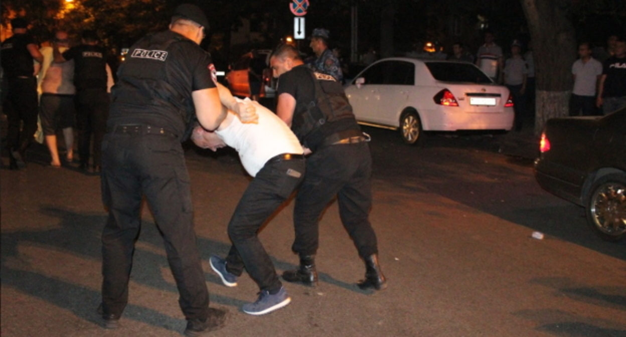 Задержание активиста в Армении. Фото Тиграна Петросяна для "Кавказского узла" Задержание активиста в Армении. Фото Тиграна Петросяна для "Кавказского узла"