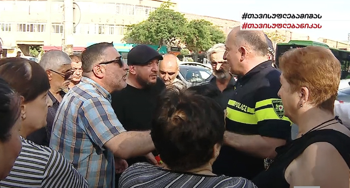 Участники акции протеста в Тбилиси. Кадр видео https://mtavari.tv/news/87734-pirosmanis-kuchis-mtskhovreblebma-gza-gadaketes Участники акции протеста в Тбилиси. Кадр видео https://mtavari.tv/news/87734-pirosmanis-kuchis-mtskhovreblebma-gza-gadaketes