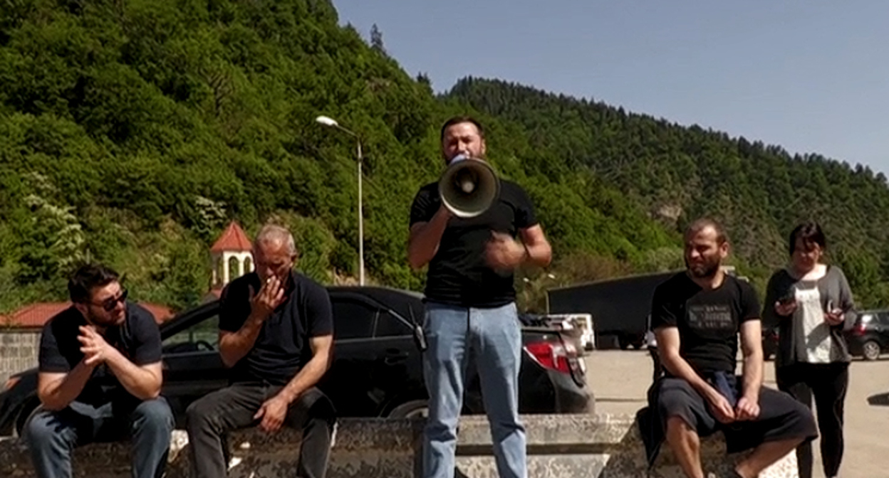 Сотрудники "Боржоми" на забастовке. Кадр видео https://www.youtube.com/watch?v=I-w2yhrGWHk&feature=emb_logo Сотрудники "Боржоми" на забастовке. Кадр видео https://www.youtube.com/watch?v=I-w2yhrGWHk&feature=emb_logo