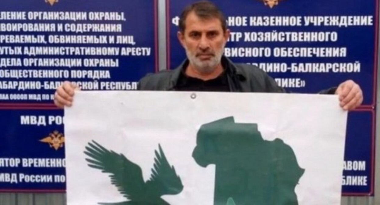 Багаудин Мякиев во время пикета. Скриншот из сообщения https://t.me/fortangaorg/12243 Багаудин Мякиев во время пикета. Скриншот из сообщения https://t.me/fortangaorg/12243