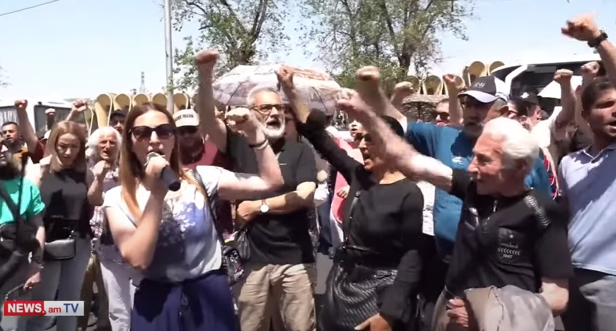 Участники акции протеста в Ереване 7 июня 2022 года. Стоп-кадр из видео https://www.youtube.com/watch?v=HY9jNeegxtA Участники акции протеста в Ереване 7 июня 2022 года. Стоп-кадр из видео https://www.youtube.com/watch?v=HY9jNeegxtA