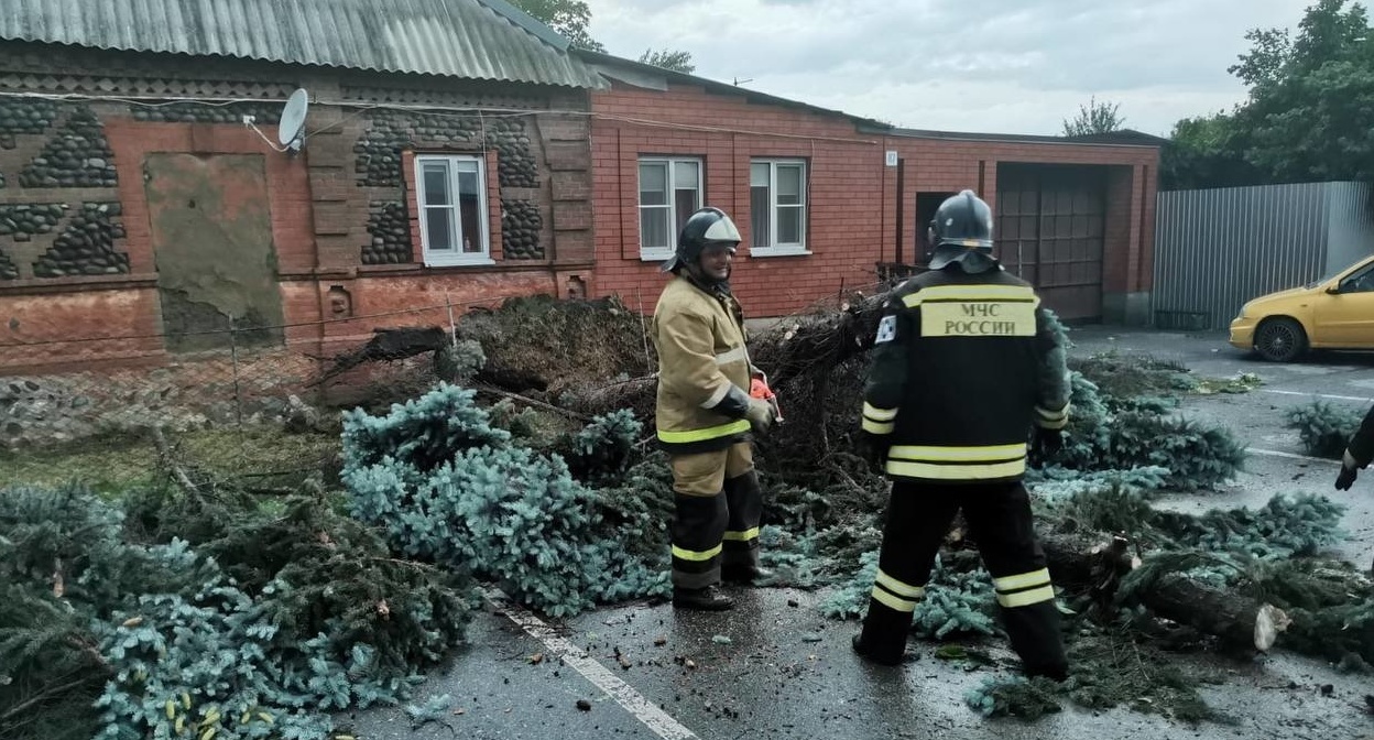 Сотрудники МЧС занимаются ликвидацией последствий урагана в Северной Осетии. Фото: пресс-служба главного управления МЧС России по Северной Осетии https://15.mchs.gov.ru/deyatelnost/press-centr/novosti/4764074 Сотрудники МЧС занимаются ликвидацией последствий урагана в Северной Осетии. Фото: пресс-служба главного управления МЧС России по Северной Осетии https://15.mchs.gov.ru/deyatelnost/press-centr/novosti/4764074