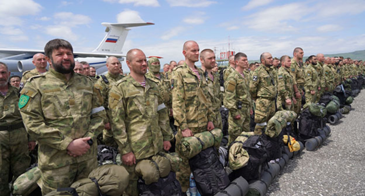 Добровольцы перед отправкой на Украину. Фото: ИА "Грозный-информ" Добровольцы перед отправкой на Украину. Фото: ИА "Грозный-информ"