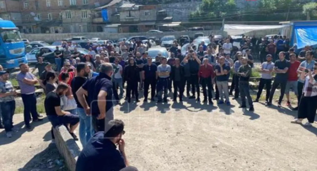 Сотрудники "Боржоми" на забастовке. Кадр видео https://nlevshits.com/rabotniki-zavodov-borzhomi-nachali-na-bessrochnuju-zabastovku/ Сотрудники "Боржоми" на забастовке. Кадр видео https://nlevshits.com/rabotniki-zavodov-borzhomi-nachali-na-bessrochnuju-zabastovku/