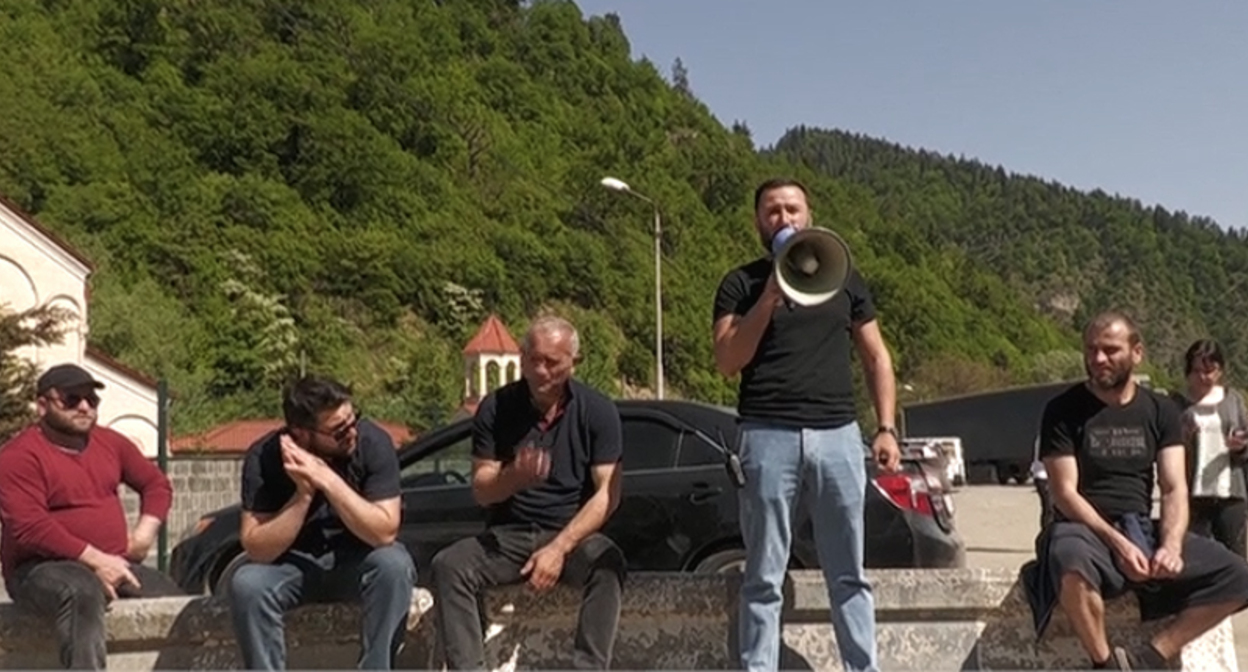 Сотрудники "Боржоми" на забастовке. Кадр видео https://web.telegram.org/z/#-1404451300 Сотрудники "Боржоми" на забастовке. Кадр видео https://web.telegram.org/z/#-1404451300