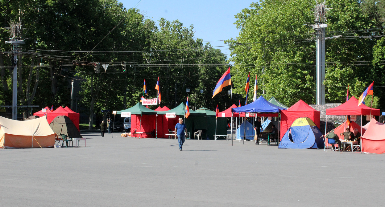 Лагерь протестующих в Ереване. Фото Тиграна Петросяна для "Кавказского узла" Лагерь протестующих в Ереване. Фото Тиграна Петросяна для "Кавказского узла"