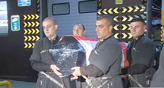Тело грузинского добровольца доставлено в Тбилиси. Кадр видео https://rustavi2.ge/ka/news/231159 Тело грузинского добровольца доставлено в Тбилиси. Кадр видео https://rustavi2.ge/ka/news/231159