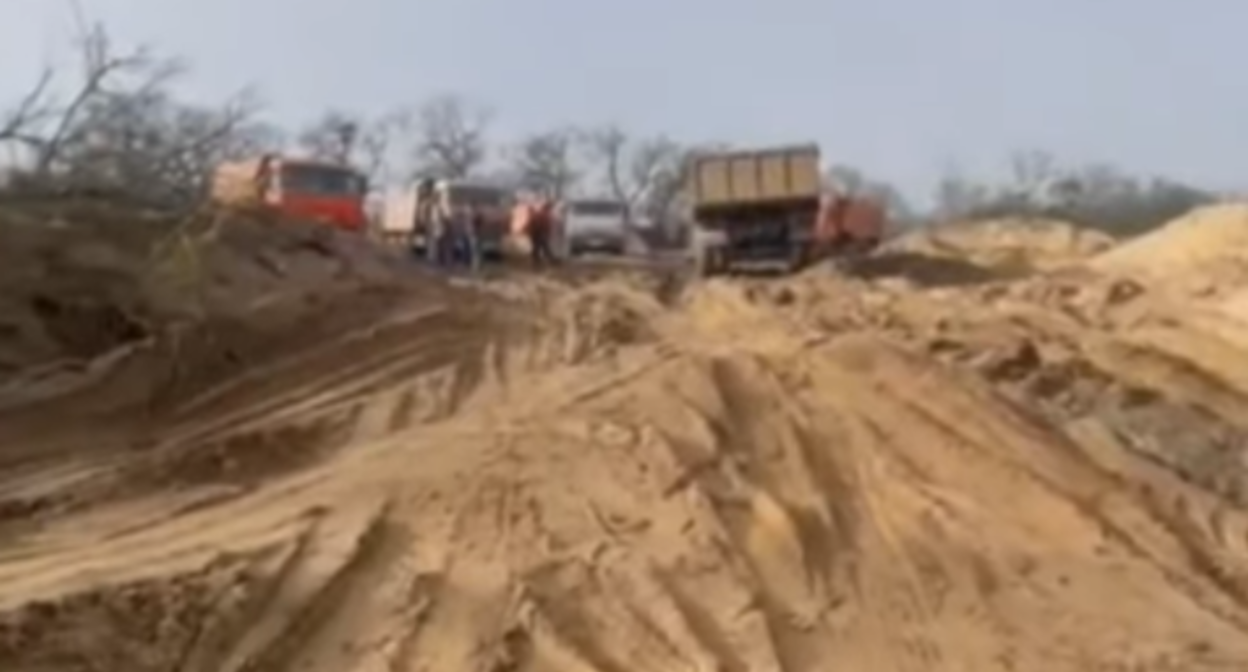 КАМАЗы в Белиджи в декабре 2021 года. Стоп-кадр видео https://www.youtube.com/watch?v=nD5PaJpYi24 КАМАЗы в Белиджи в декабре 2021 года. Стоп-кадр видео https://www.youtube.com/watch?v=nD5PaJpYi24