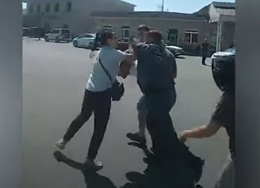 Силовики ведут в полицейский микроавтобус участника акции протеста в Араратской области. Стоп-кадр из видео на странице https://news.am/rus/news/706794.html Силовики ведут в полицейский микроавтобус участника акции протеста в Араратской области. Стоп-кадр из видео на странице https://news.am/rus/news/706794.html