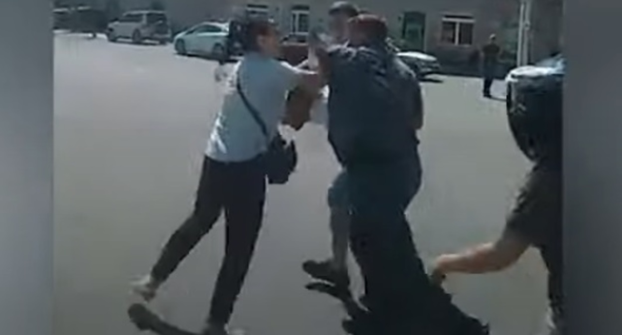 Силовики ведут в полицейский микроавтобус участника акции протеста в Араратской области. Стоп-кадр из видео на странице https://news.am/rus/news/706794.html Силовики ведут в полицейский микроавтобус участника акции протеста в Араратской области. Стоп-кадр из видео на странице https://news.am/rus/news/706794.html