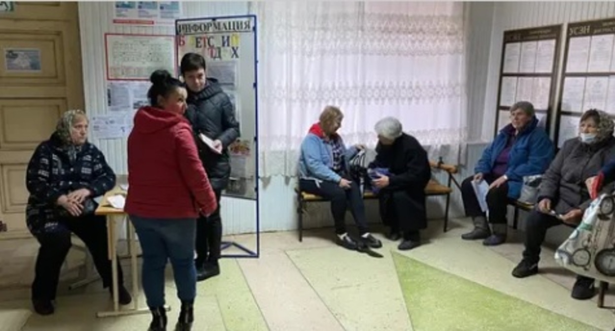 Жители Донбасса оформляют документы в администрации Красного Сулина. Фото корреспондента "Кавказского узла". Жители Донбасса оформляют документы в администрации Красного Сулина. Фото корреспондента "Кавказского узла".
