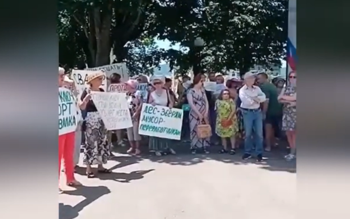 Митинг против строительства мусорного полигона. Стоп-кадр видео, опубликованного на сайте "Живая Кубань" 11.06.22, https://www.livekuban.ru/news/obshchestvo/zhiteli-goryachego-klyucha-vyshli-na-massovyy-miting-video Митинг против строительства мусорного полигона. Стоп-кадр видео, опубликованного на сайте "Живая Кубань" 11.06.22, https://www.livekuban.ru/news/obshchestvo/zhiteli-goryachego-klyucha-vyshli-na-massovyy-miting-video
