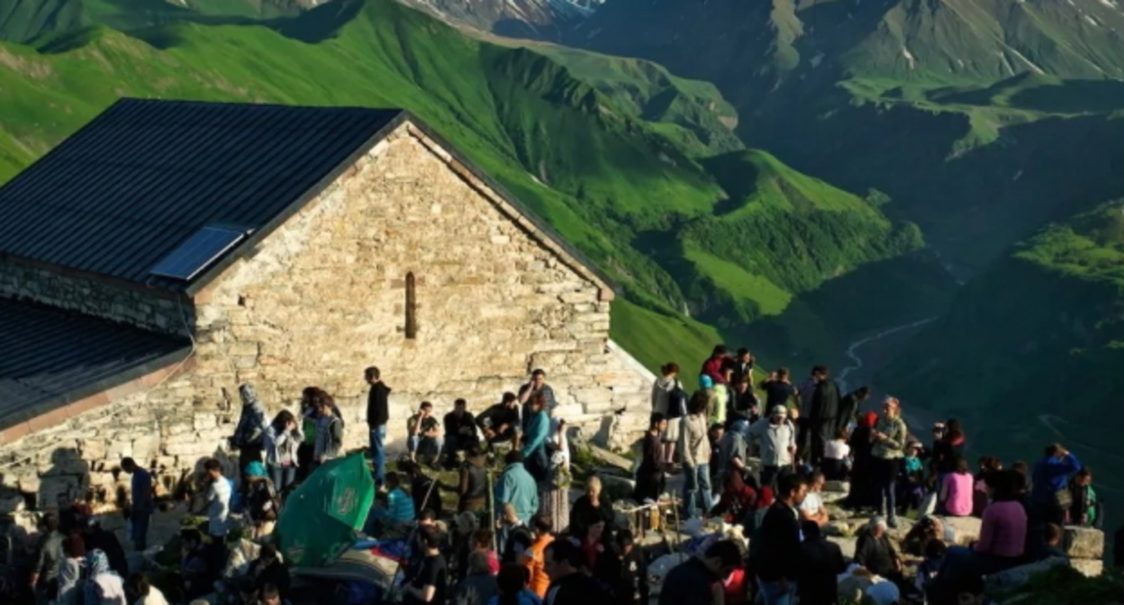 Паломничество к монастырю Ломиси, фото: http://travelgeorgia.ru/ Паломничество к монастырю Ломиси, фото: http://travelgeorgia.ru/