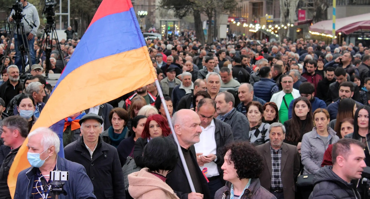 Участники митинга в Ереване в поддержку Нагорного Карабаха. 5 апреля 2022 года. Фото Армине Мартиросян для "Кавказского узла". Участники митинга в Ереване в поддержку Нагорного Карабаха. 5 апреля 2022 года. Фото Армине Мартиросян для "Кавказского узла".