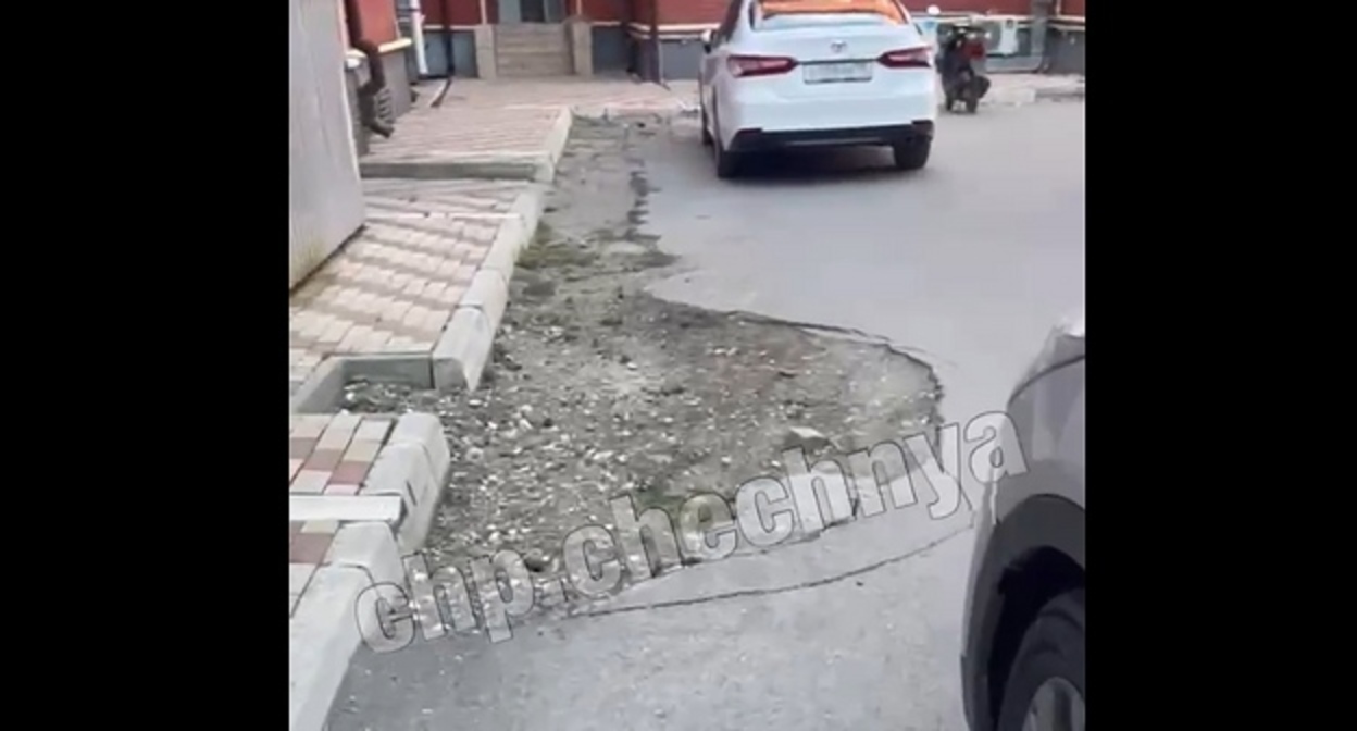 Разрушенный асфальт во дворе дома в Грозном. Кадр видео подписчика Instagram*-паблика "ЧП / Чечня" https://www.instagram.com/p/Ceq5cGojvrU/ Разрушенный асфальт во дворе дома в Грозном. Кадр видео подписчика Instagram*-паблика "ЧП / Чечня" https://www.instagram.com/p/Ceq5cGojvrU/