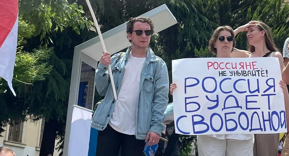 Участники акции протеста в Тбилиси. 12 июня 2022 года. Фото: SOVA https://sova.news/ Участники акции протеста в Тбилиси. 12 июня 2022 года. Фото: SOVA https://sova.news/