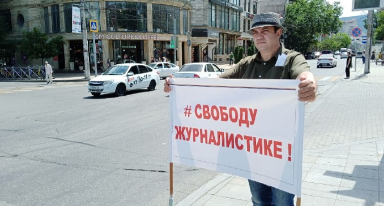 Учредитель "Черновика" Магди Камалов на одиночном пикете. Махачкала, 13 июня 2022 года. Фото из Telegram-канала "Черновика" https://t.me/chernovik/32115 Учредитель "Черновика" Магди Камалов на одиночном пикете. Махачкала, 13 июня 2022 года. Фото из Telegram-канала "Черновика" https://t.me/chernovik/32115