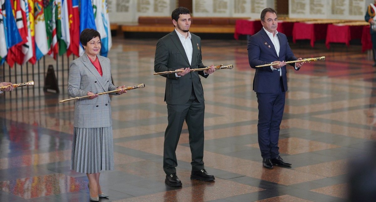 Мэр Грозного Хас-Магомед Кадыров (в центре) на вручении памятного "Меча Победы". Фото: пресс-служба администрации Грозного. https://grozmer.ru/images/photos/article3899.jpg Мэр Грозного Хас-Магомед Кадыров (в центре) на вручении памятного "Меча Победы". Фото: пресс-служба администрации Грозного. https://grozmer.ru/images/photos/article3899.jpg
