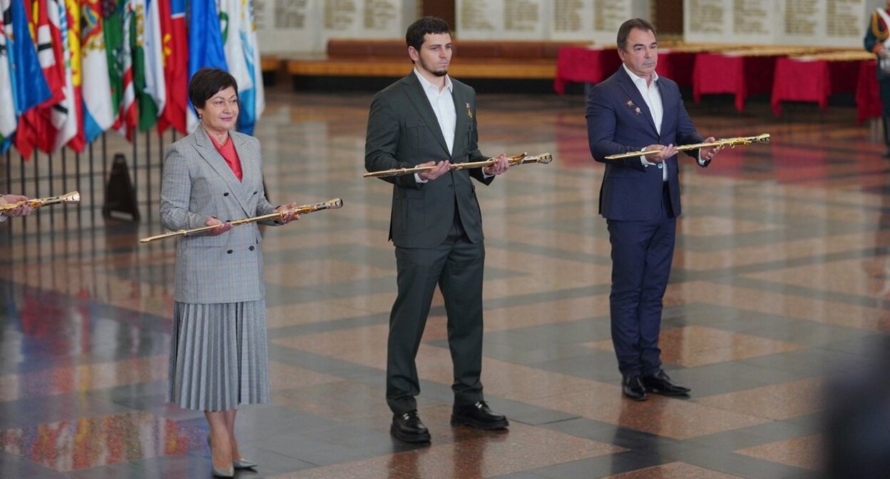 Мэр Грозного Хас-Магомед Кадыров (в центре) на вручении памятного "Меча Победы". Фото: пресс-служба администрации Грозного. https://grozmer.ru/images/photos/article3899.jpg Мэр Грозного Хас-Магомед Кадыров (в центре) на вручении памятного "Меча Победы". Фото: пресс-служба администрации Грозного. https://grozmer.ru/images/photos/article3899.jpg