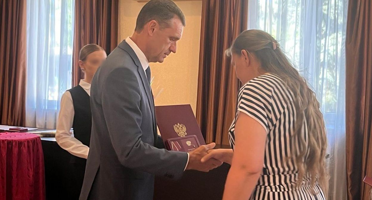Вручение наград родственникам погибших жителей Каменск-Шахтинска. Фото: Министерство региональной политики и массовых коммуникаций Ростовской области https://www.donland.ru/news/18708/ Вручение наград родственникам погибших жителей Каменск-Шахтинска. Фото: Министерство региональной политики и массовых коммуникаций Ростовской области https://www.donland.ru/news/18708/